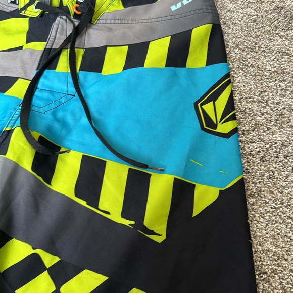 Volcom Men’s Size 31 swim suit - Picture 3 of 6